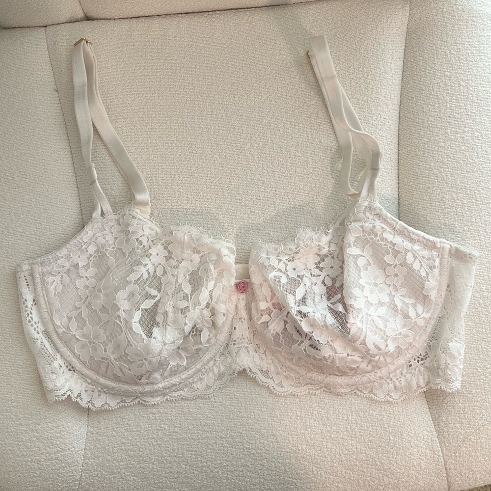 Victoria's Secret Ivory Lace Underwire Bra